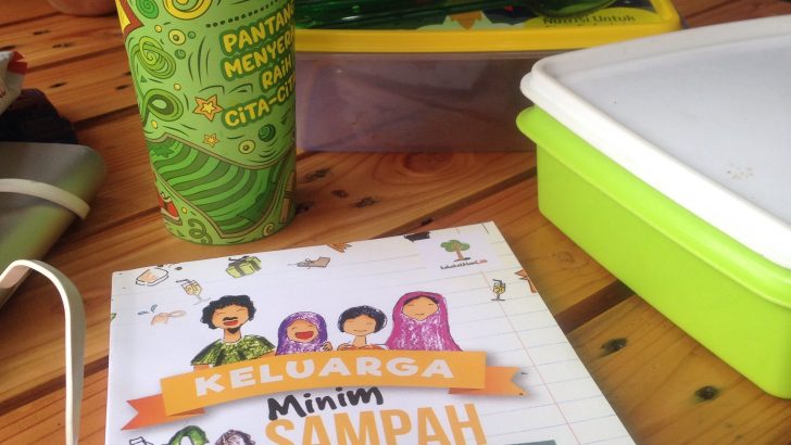 buku komik keluarga minim sampah